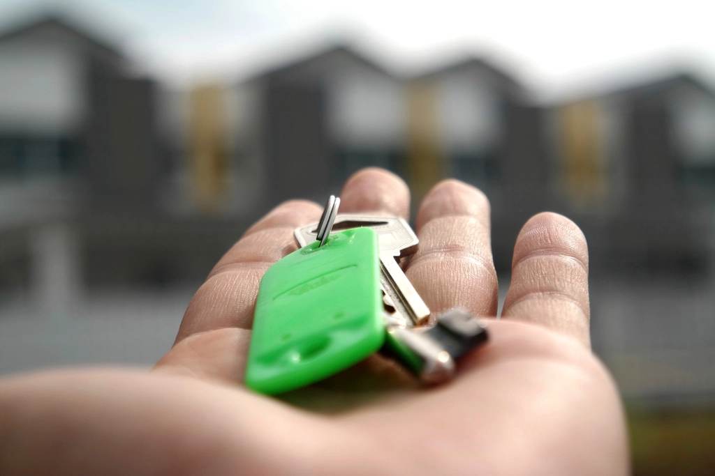 Llaves de una casa en la mano