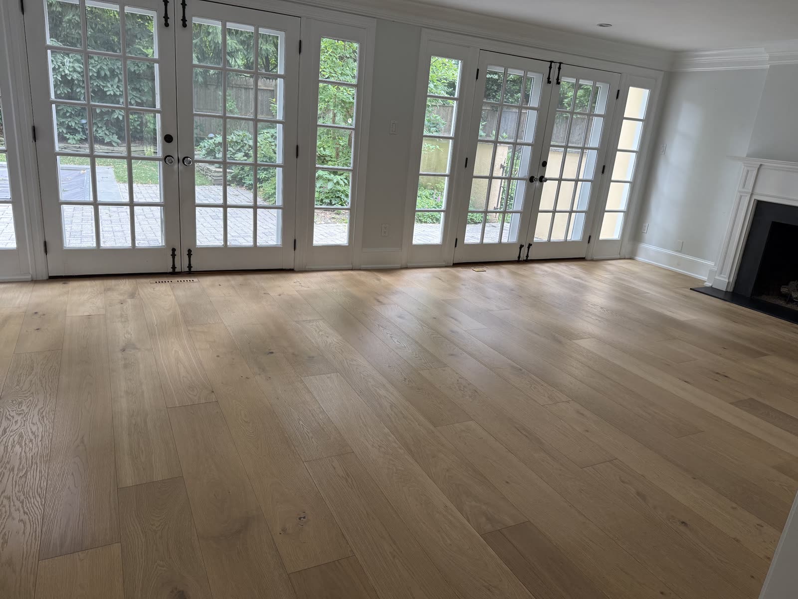 Sala con piso de madera recién limpia, trabajo de Noymi
